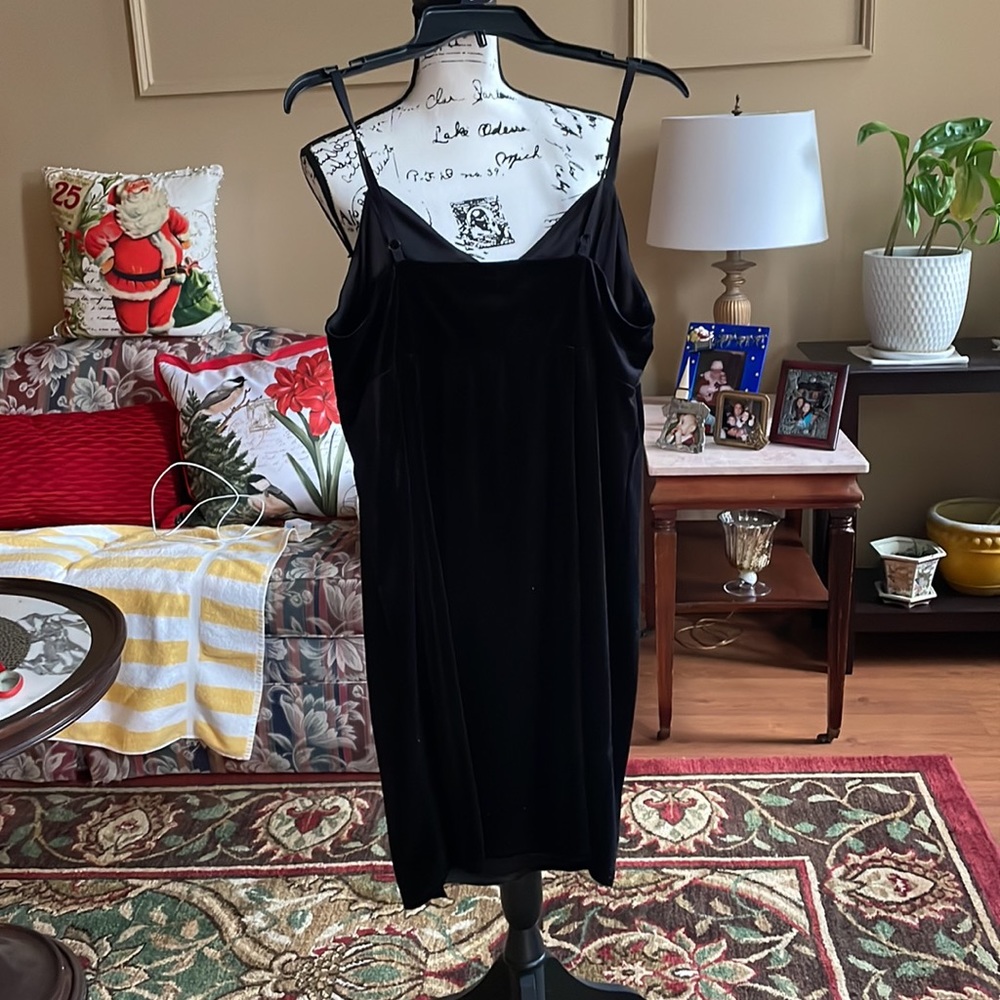 Forever 21+ Black Velvet Mini Dress - Picture 3 of 6